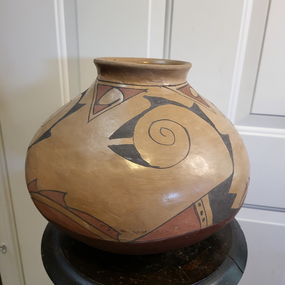 Vintage Southwestern Hand Made / Painted Pueblo Pottery 10"×12.5" - Picture 4 of 10